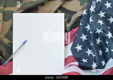 Leeres Papier liegt auf der Flagge der Vereinigten Staaten und der gefalteten Militäruniform. Militärische Symbole konzeptuelles Hintergrundbanner und Platz für Stockfoto