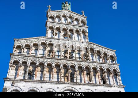 Aufwändig geschnitzte Fassade der Chiesa di San Michele in Foro auf der Piazza San Michele in Lucca, Provinz Lucca, Toskana, Italien Stockfoto