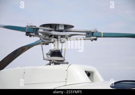 Fragment der Helikopterschraubenmaschine nahe am blauen Himmel. Der Propeller des ukrainischen Helitransporters. Fragment der Hubschrauberschraubenmaschine Stockfoto