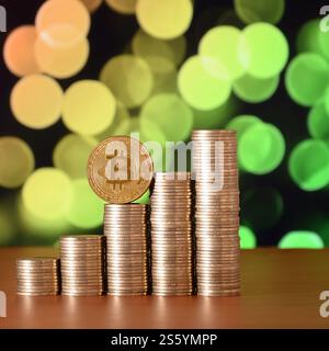 Münzstapel und goldener Bitcoin. Nahaufnahme von digitalen Bitcoin- und Münzgeldstapeln, Finanzgeschäftskonzept für Kryptowährungen. Nahaufnahme von Stockfoto