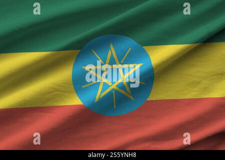 Äthiopische Flagge mit großen Falten, die dicht oben unter dem Studio-Licht winken. Die offiziellen Symbole und Farben im Stoffbanner. Äthiopien Flagge mit großer Stockfoto