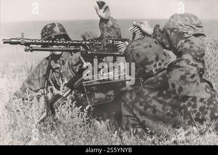 Deutsche Soldaten der SS-Division - Leibstandarte Adolf Hitler - feuern das Maschinengewehr MG-34 ab. - Historisches Dokument, Fotograf unbekannt Stockfoto