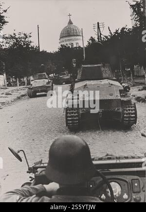 R-2-Panzer der 1. Panzerdivision auf der rumänischen Hintergrundkirche in Chisinau. Das Foto wurde vom Rücksitz des deutschen Wagens Volkswagen VW 82 Kübelwagen aufgenommen - Historisches Dokument, Fotograf unbekannt-2 Stockfoto