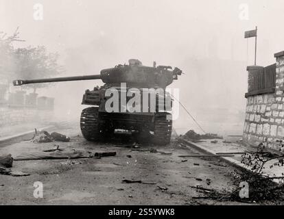 US-amerikanischer Panzer M4A3 (76) - Sherman, niedergeschlagen und in den Straßen von Neumarkt niedergebrannt. April 1945. - Historisches Dokument, Fotograf unbekannt Stockfoto