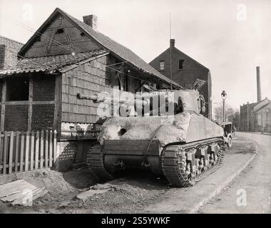 Amerikanischer Panzer M4A3 (76) W «Sherman - 2. Panzerdivision, in Gelsenkirchen - Historisches Dokument, Fotograf unbekannt Stockfoto