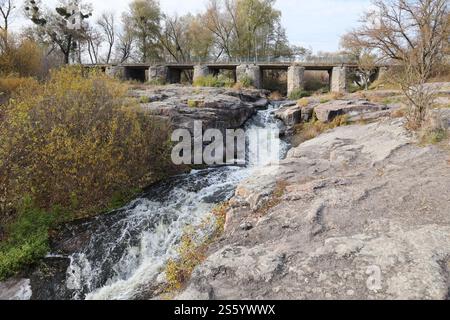 Felsiges Ufer, Berglandschaft. Blick auf den Bergfluss im frühen Frühling. Naturlandschaft, Wildnis. Bukski Canyon und Tikich Fluss. Felsenbank, Stockfoto