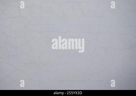 Rissiger, weißer Hintergrund der alten Wand. Horizontales Bild. Weiße schwarze graue Wand, Boden mit Rissstruktur Hintergrund. Rissiger, weißer Hintergrund der alten Wand Stockfoto