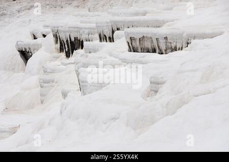 Textur der berühmten blauen Travertin-Pools und Terrassen von Pamukkale. Einzigartiges weißes Material für den truthahn. Textur des berühmten blauen Travertins von Pamukkale Stockfoto