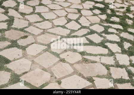 Wandhintergrund mit gelben Natursandsteinfliesen, die mit Ton zusammengenäht sind. Wandhintergrund mit gelben Natursandsteinfliesen Stockfoto