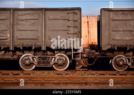 Detaillierte Foto von Eisenbahn Güterwagen. Ein Fragment der Komponenten der Güterwagen auf der Eisenbahn bei Tageslicht Stockfoto