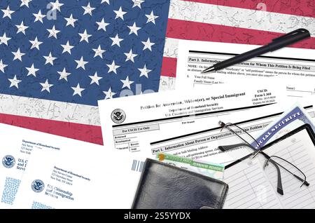 USCIS-Formular I-360 Petition für amerasier, Witwer oder spezielle Einwanderer liegt auf einem flachen Bürotisch und fertig zu füllen. US-Staatsbürgerschaft und Stockfoto