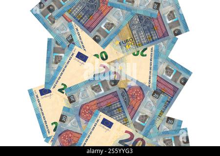 20 Euro-Scheine fliegen isoliert auf weiß herunter. Viele Banknoten fallen mit weißem Kopierraum auf der linken und rechten Seite. 20 Euro-Scheine fliegen isoliert herunter Stockfoto