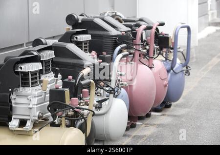 Viele neue Druckluftkompressoren Druckpumpen Nahaufnahme Foto. Viele neue Druckluftkompressoren Druckpumpen aus der Nähe Stockfoto