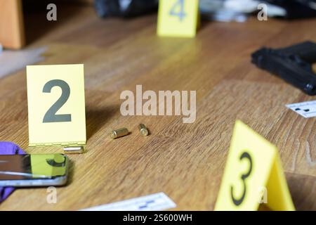Identifiziere Zelte am Tatort nach Schießereien drinnen. Waffenpatronen als Beweis für die Untersuchung am Tatort aus nächster Nähe. Identifiziere Zelte am Tatort Stockfoto