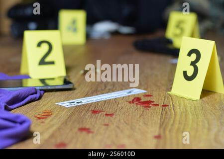 Identifiziere Zelte am Tatort nach Schießereien drinnen. Blut- und Waffenpatronen als Beweis für die Untersuchung am Tatort in Nahaufnahme. Identifiziere Zelte im Verbrechen Stockfoto