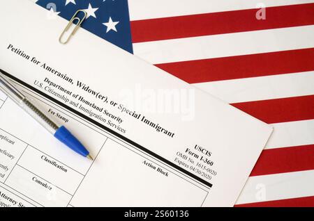 I-360 Petition für Amerasian-, Witwer- oder spezielle Einwanderungsformulare liegt auf der Flagge der Vereinigten Staaten mit blauem Stift vom Department of Homeland Security Stockfoto
