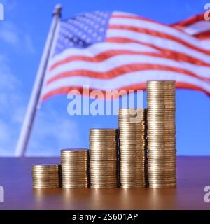 Goldene Münzstapel als Grafik angeordnet. Immer größer werdende Münzsäulen, Stufenmünzen. Geschäfts- und Finanzkonzepte. Goldene Münzstapel Stockfoto