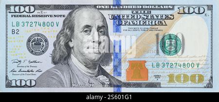 Porträt von US-Präsident Benjamin Franklin auf 100-Dollar-Banknotennahmespiel. us-Dollar-Geldschein aus nächster Nähe. Stockfoto