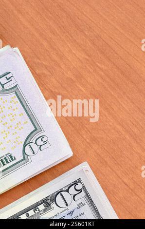 Stapel von vielen hundertfünfzig Dollar Scheine auf hölzernem Hintergrund aus nächster Nähe. Draufsicht mit flacher Lage. Abstrakter Erfolg oder Geschäftskonzept. Stockfoto