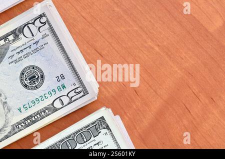 Stapel von vielen hundertfünfzig Dollar Scheine auf hölzernem Hintergrund aus nächster Nähe. Draufsicht mit flacher Lage. Abstrakter Erfolg oder Geschäftskonzept. Stockfoto