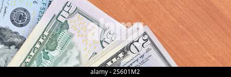 Stapel von vielen hundertfünfzig Dollar Scheine auf hölzernem Hintergrund aus nächster Nähe. Draufsicht mit flacher Lage. Abstrakter Erfolg oder Geschäftskonzept. Stockfoto