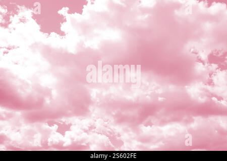 Ein blauer Himmel mit vielen weißen Wolken unterschiedlicher Größe Bildton in Viva Magenta, Farbe des Jahres 2023. Ein blauer Himmel mit vielen weißen Wolken davon Stockfoto