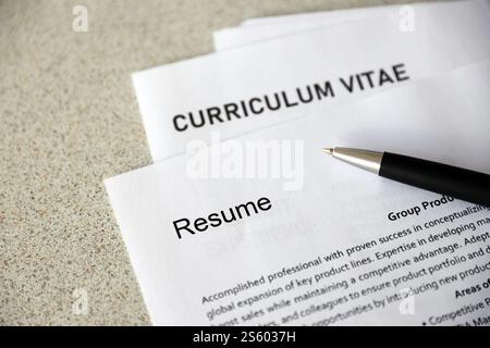 Draufsicht des Stapels von Bürodokumenten einschließlich Lebenslauf- und lebenslaufformularen auf dem Schreibtisch in der Nähe des Stifts. Stellensuche. Jagd nach Arbeitsplatzkonzept. Oben Stockfoto