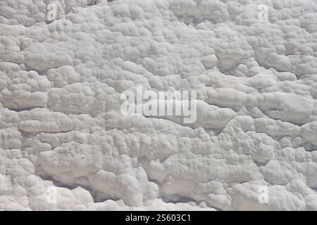 Textur der berühmten blauen Travertin-Pools und Terrassen von Pamukkale. Einzigartiges weißes Material für den truthahn. Textur des berühmten blauen Travertins von Pamukkale Stockfoto