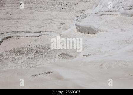 Textur der berühmten blauen Travertin-Pools und Terrassen von Pamukkale. Einzigartiges weißes Material für den truthahn. Textur des berühmten blauen Travertins von Pamukkale Stockfoto