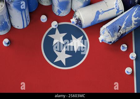 Tennessee US-Bundesflagge und wenige benutzten Spraydosen für Graffiti-Malerei. Street Art Kulturkonzept, Vandalismusprobleme. Tennessee US-Bundesstaat Stockfoto