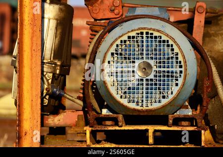Alte und rostige Belüftung Mechanismus vom Kran Stockfoto