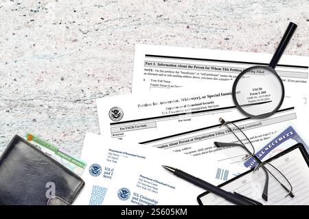USCIS-Formular I-360 Petition für amerasier, Witwer oder spezielle Einwanderer liegt auf einem flachen Bürotisch und fertig zu füllen. US-Staatsbürgerschaft und Stockfoto
