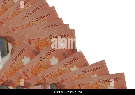 50 kanadische Dollarscheine liegen isoliert auf weißem Hintergrund und Kopierraum in Fächernähe gestapelt. Zahlungszeitkonzept oder Finanzoperationen. 50 Stockfoto