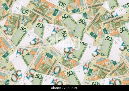 50 belorussische Rubel-Scheine liegen in einem großen Haufen. Konzeptioneller Hintergrund des reichen Lebens. Viel Geld. 50 belorussische Rubel-Scheine liegen in einem großen Haufen. Stockfoto