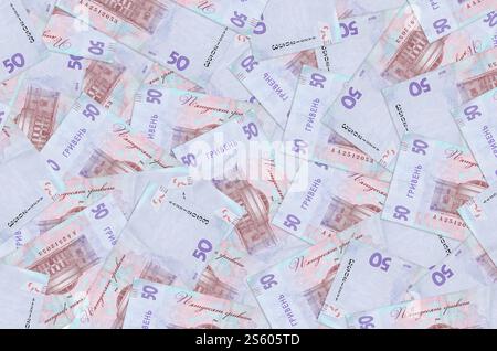 50 ukrainische Hrywnja-Scheine liegen auf einem großen Haufen. Konzeptioneller Hintergrund des reichen Lebens. Viel Geld. 50 ukrainische Hrywnja-Scheine liegen auf einem großen Haufen. Stockfoto