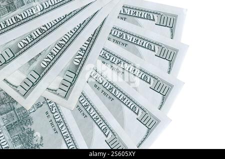 100 US-Dollar-Scheine liegen isoliert auf weißem Hintergrund mit einem Kopierraum in Fächerform aus nächster Nähe. Finanztransaktionen. 100 US-Dollar Stockfoto