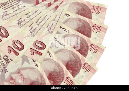 10 türkische Lira-Scheine liegen isoliert auf weißem Hintergrund mit einem in Fächerform gestapelten Kopierraum aus nächster Nähe. Finanztransaktionen. 10 Türkisch Stockfoto