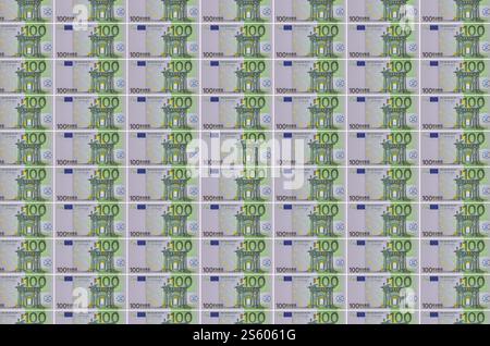 100-Euro-Scheine, die auf einem Förderband gedruckt werden. Collage aus vielen Scheinen. Konzept der Währungsinflation und -Abwertung. 100-Euro-Scheine gedruckt Stockfoto