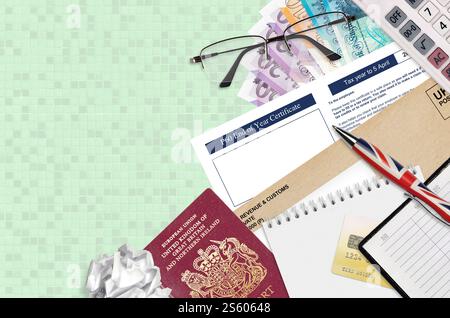 Englisch Steuerformular P60 Jahresabschluss-Zertifikat von HM Income and Customs liegt mit Büroartikeln auf dem Tisch. HMRC-Papiere und Steuerzahlungsprozess in Stockfoto