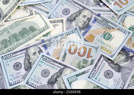 Draufsicht auf 100-Dollar-Banknoten im Hintergrund. USD-Währungskonzept und reichhaltiges Leben. Struktur der amerikanischen Dollarscheine. Draufsicht eines Stockfoto