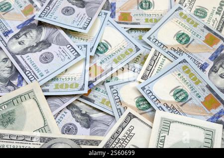 Draufsicht auf 100-Dollar-Banknoten im Hintergrund. USD-Währungskonzept und reichhaltiges Leben. Struktur der amerikanischen Dollarscheine. Draufsicht eines Stockfoto
