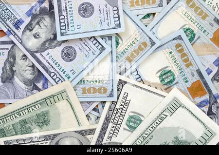 Draufsicht auf 100-Dollar-Banknoten im Hintergrund. USD-Währungskonzept und reichhaltiges Leben. Struktur der amerikanischen Dollarscheine. Draufsicht eines Stockfoto