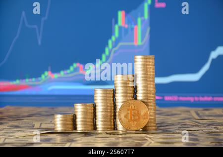 Münzstapel und goldener Bitcoin. Nahaufnahme von digitalen Bitcoin- und Münzgeldstapeln, Finanzgeschäftskonzept für Kryptowährungen. Nahaufnahme von Stockfoto