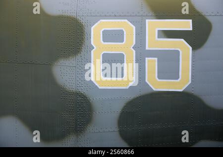 Seitenteile eines Militärhubschraubers in Tarnfarbe. Alte gepanzerte Flugzeuge aus der Nähe. Seitenteile Textur des Militärhubschraubers eingestrichen Stockfoto