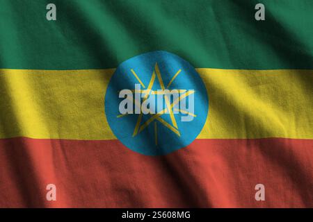 Äthiopische Flagge mit großen Falten, die dicht oben unter dem Studio-Licht winken. Die offiziellen Symbole und Farben im Stoffbanner. Äthiopien Flagge mit großer Stockfoto
