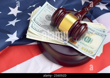 Richter Hamel und Geld auf der Flagge der Vereinigten Staaten von Amerika. Viele hundert Dollar-Scheine unter der Flagge der USA. Urteilsvermögen und Bestechung. Richter Stockfoto