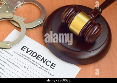 Justizhammer und Beweise melden ein leeres Dokument für die Untersuchung am Tatort mit Polizeihandschellen aus nächster Nähe. Justizhammer und Beweisbericht Stockfoto