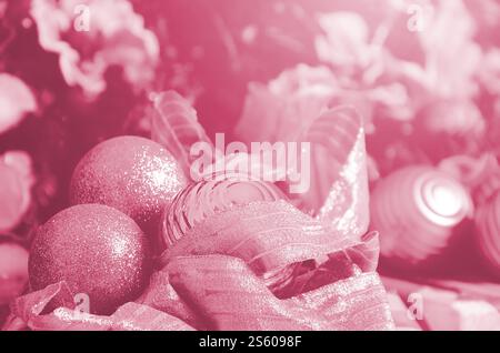 Foto von luxuriösen Geschenkboxen unter dem Weihnachtsbaum, Neujahrsdekoration, goldene Verpackung der Weihnachtsgeschenke Bild in Viva Magenta, Farbe von Stockfoto