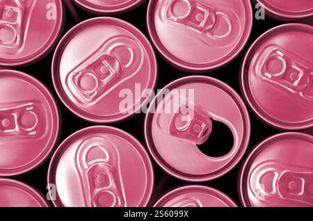 Viele Dosen Limonade, Limonade, Cola, Bier oder Energy Drink Behälter. Viele recycelte Dosen aus Aluminium. Bild in Viva getönt Stockfoto
