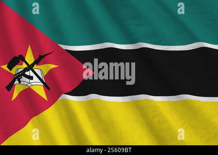 Mosambikische Flagge mit großen Falten, die unter dem Studio-Licht in Innenräumen aus nächster Nähe winken. Die offiziellen Symbole und Farben im Stoffbanner. Mosambikanische Flagge mit Stockfoto